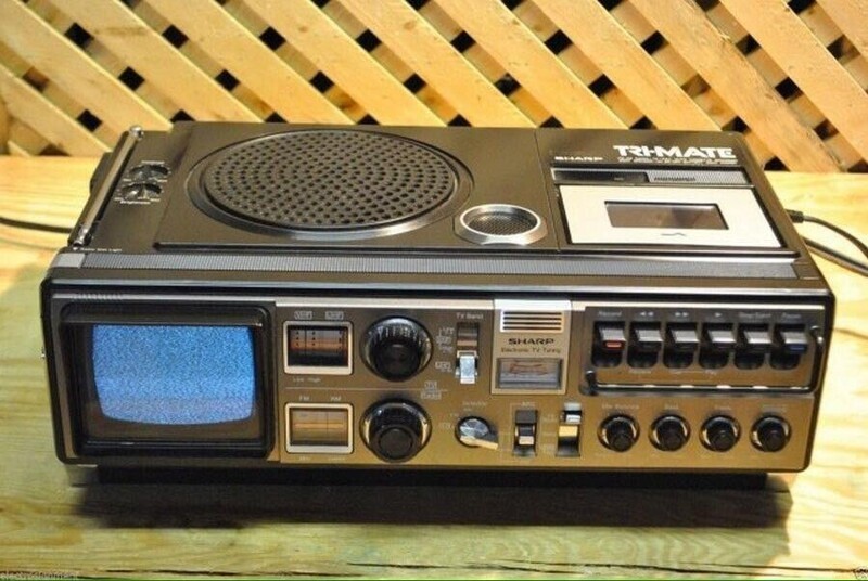 Sharp Tri - mate. Гибрид черно-белого телевизора, радиоприёмника и магнитофона весом под три кило. Выпущен в конце 70-х.