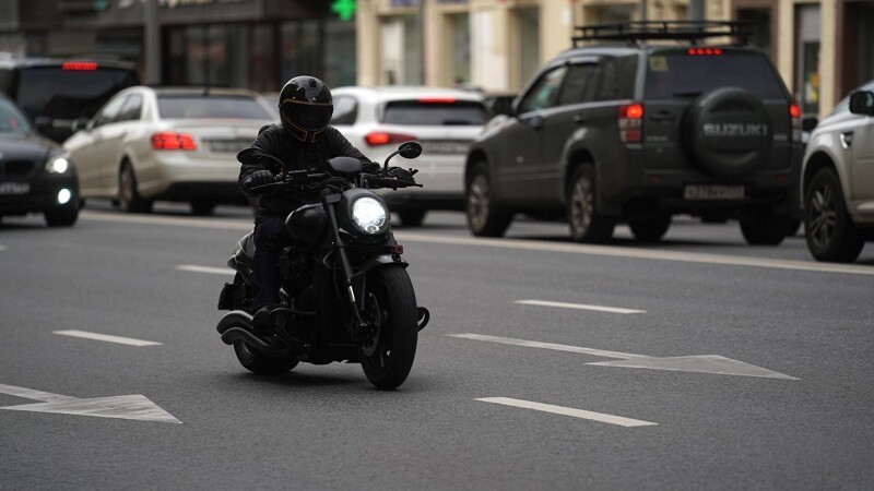 В Госдуме предложили штрафовать мотоциклистов за опасное лавирование