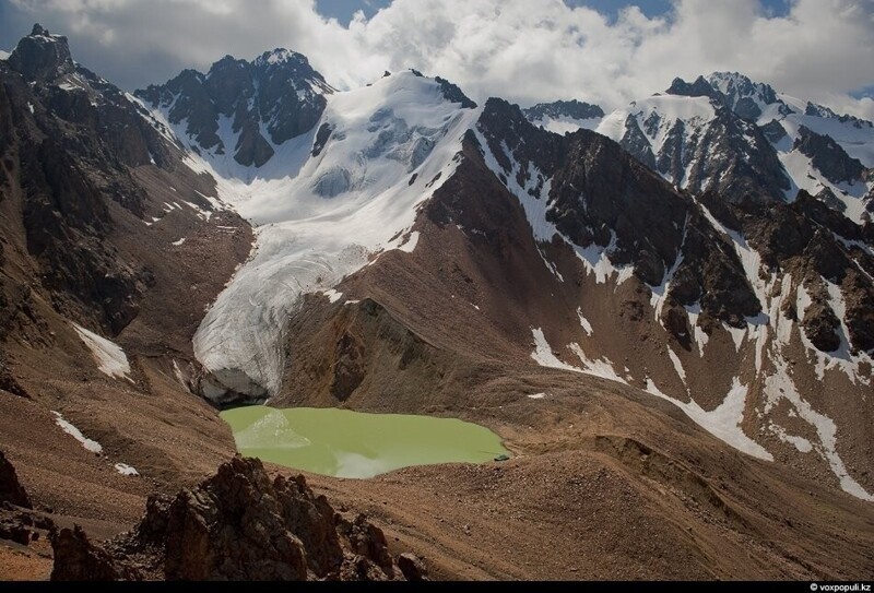 Так выглядит моренное озеро № 6 на леднике им. Маншук Маметовой с борта вертолета. 