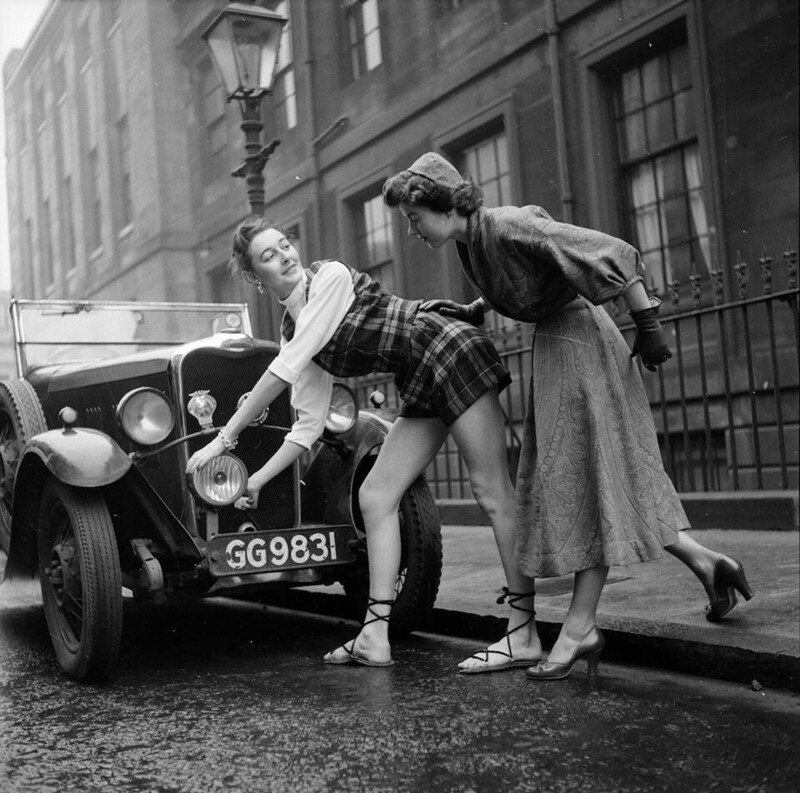 Студентки из Художественной школы Глазго фотографируются рядом со старым авто. 1953