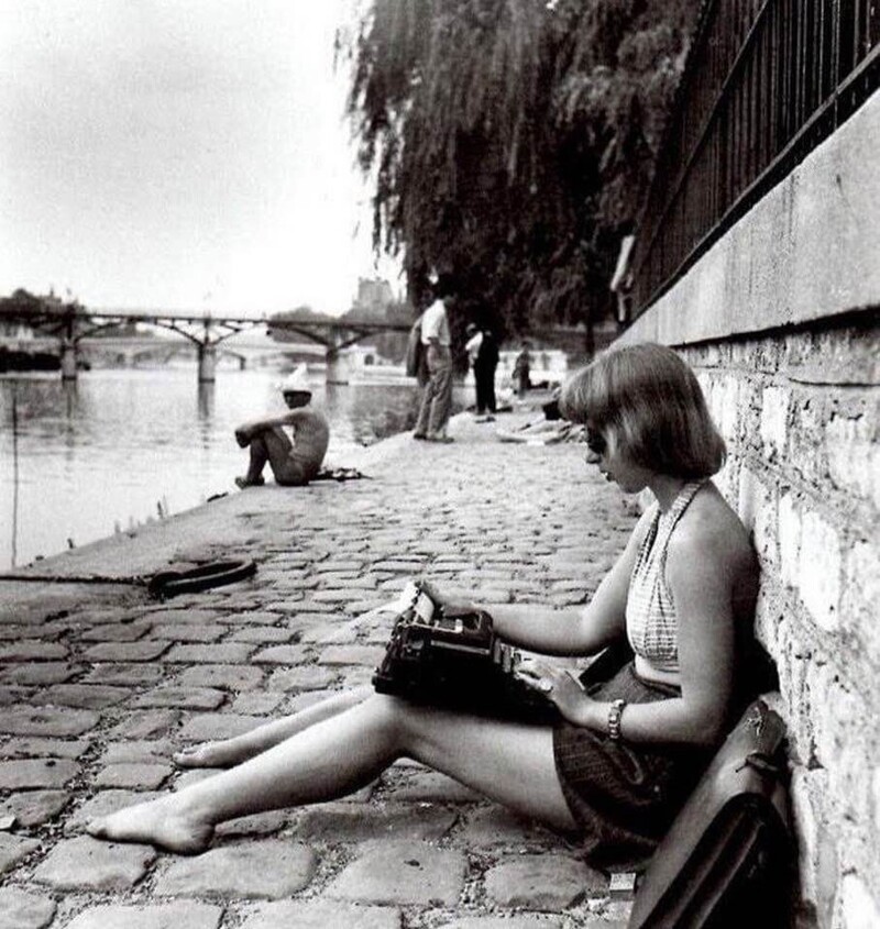 Париж, 1947. Девушка на сене