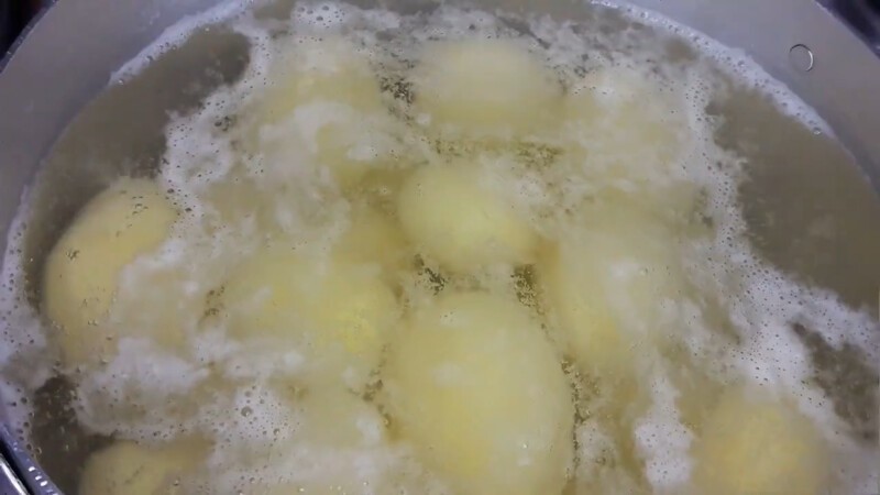 Картофель очистить от кожуры, вымыть. Залить холодной водой, посолить по вкусу и отварить до готовности.