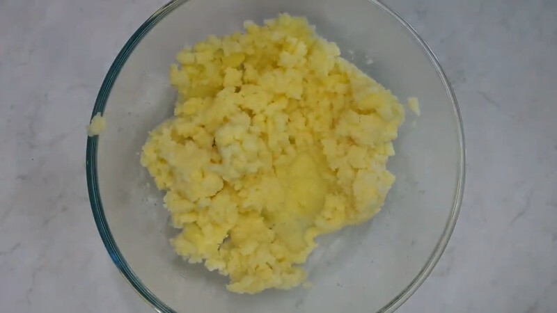 С картофеля слить воду (оставив 50-70 мл.) и толкушкой размять в пюре. Масса должна быть мягкой, не сухой. 