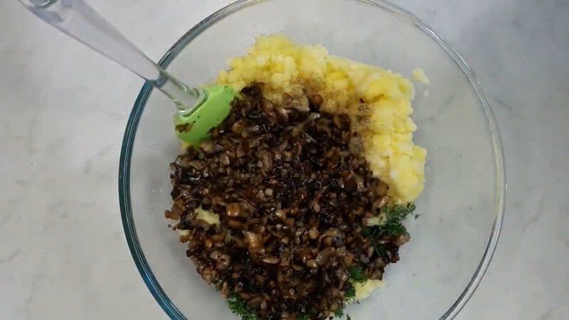 Добавить в картофельное пюре поджаренные с луком грибы, укроп и всё хорошо перемешать. Добавляем соль и молотый черный перец по вкусу.