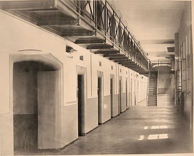 Вид одного из коридоров с одиночными камерами (на 5-м и 6-м) этажах в мужском отделении (со стороны Захарьевской улицы)