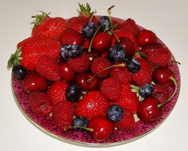Мои фотографии ягод и фруктов. Можно увидеть и пирог