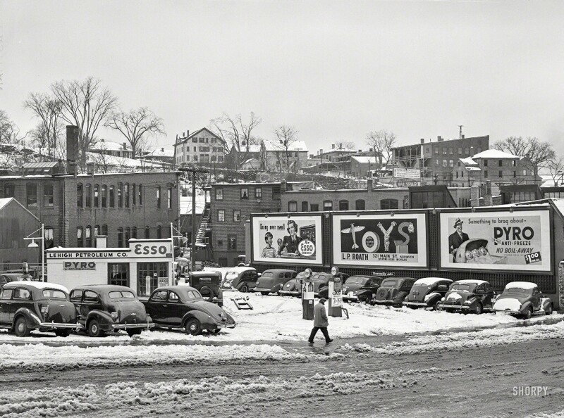 После снегопада на улице в Норвиче (штат Коннектикут, США), ноябрь 1940 года.