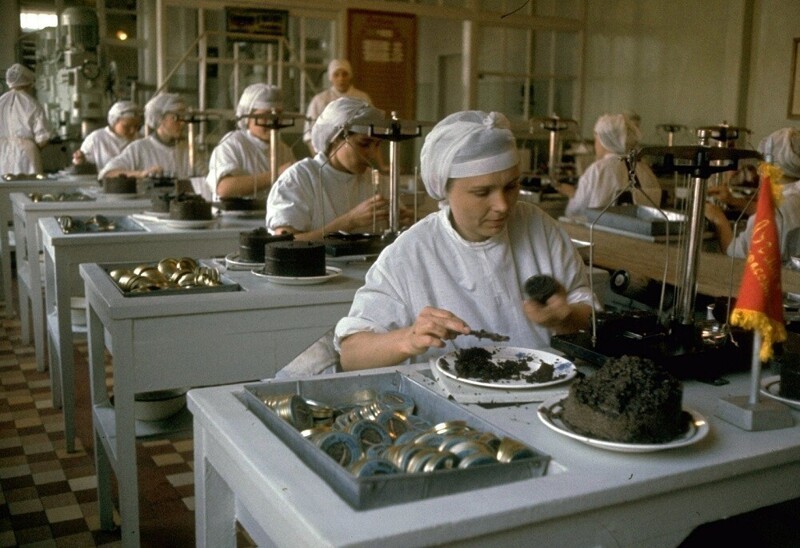 Работницы Астраханского рыбоконсервно-холодильного комбината фасуют икру в стеклянные банки на экспорт. СССР. 1970-е.