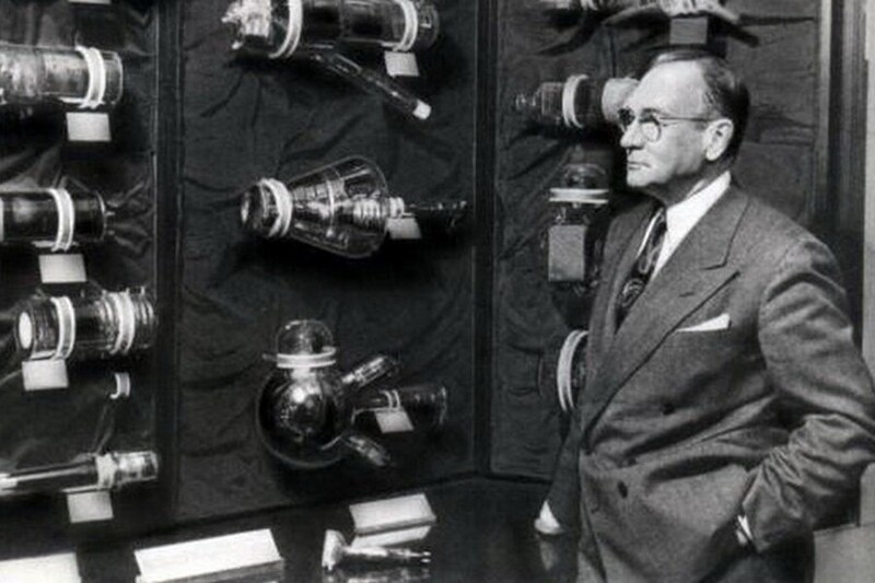 В. К. Зворыкин – изобретатель телевидения и телевещания на электронном принципе. Разработал иконоскоп, кинескоп, основы цветного телевидения. К сожалению, большинство из своих открытий совершил в США, куда эмигрировал в 1919 г.