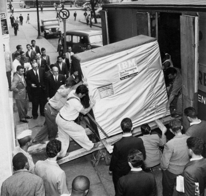 И другая, чуть более (на мой взгляд) известная: IBM грузят жесткий диск объемом 5 МБ, 1956 год.
