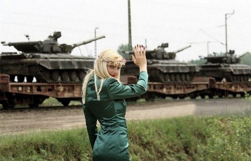 Отправка эшелона с танками (Т-64) из Венгрии в СССР. Итальяно-венгерская порно актриса Чиччолина провожает , Будапешт, 25 апреля 1989 года.