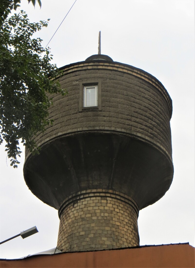 Встроенная водонапорная башня на Волочаевской улице.