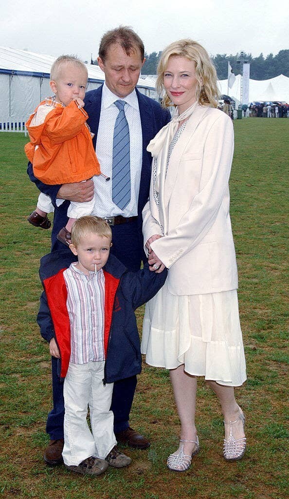 17. Кейт Бланшетт: четверо детей. Нашлась только фотография 2005 года с двумя малышами