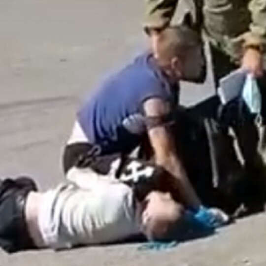 Житель Ростовской области чуть не задушил полицейского из-за замечания о маске