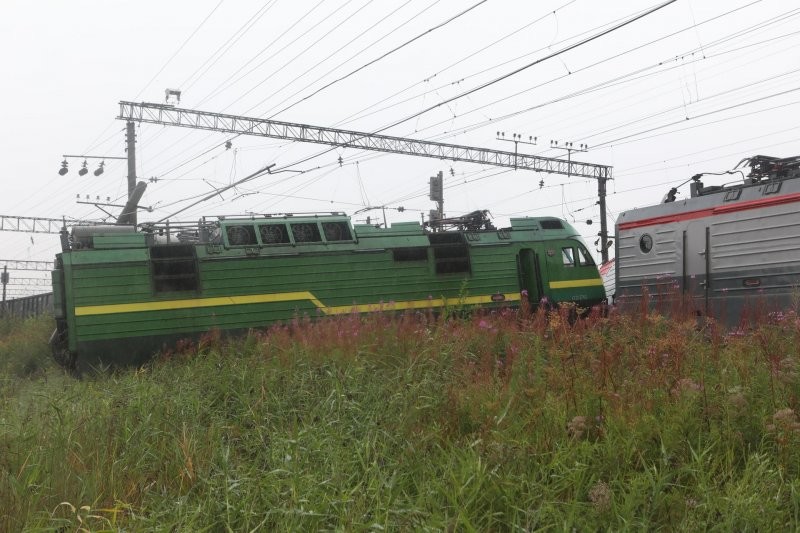 Проехал на красный: в Петербурге столкнулись два поезда