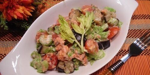 Салат из баклажанов, консервированной рыбы и сельдерея