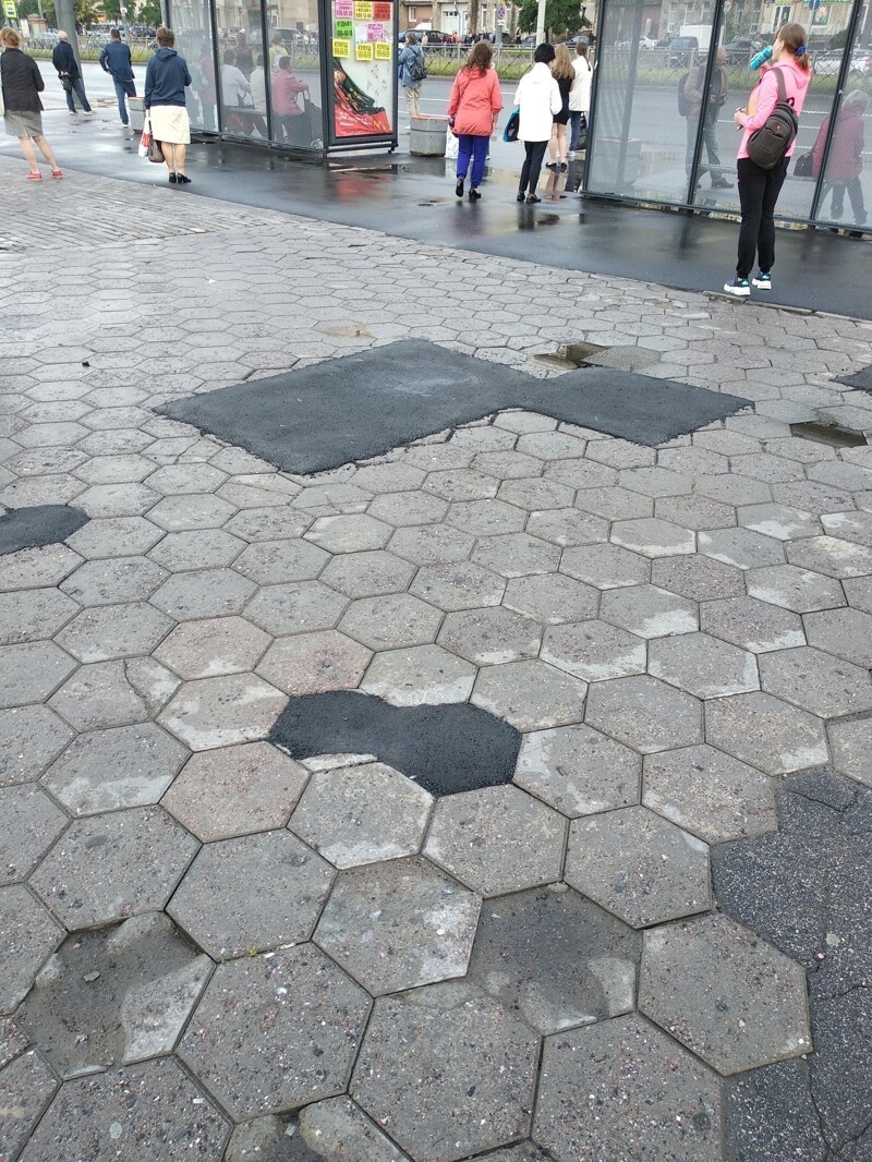 В Санкт-Петербурге асфальт положили поверх плитки
