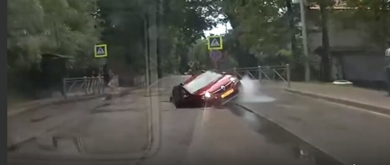 "И земная пучина поглотила ея": в Калининграде авто внезапно провалилось под асфальт