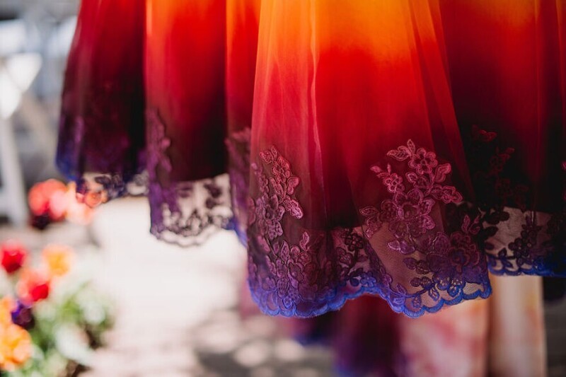 Платье-огонь: девушка раскрасила свадебный наряд и пришла к успеху