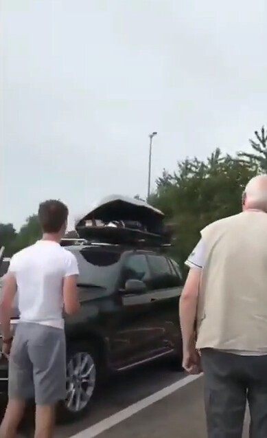 "Сюрприз!": семья британцев, путешествуя по Европе, обнаружила в багажнике авто двух африканцев