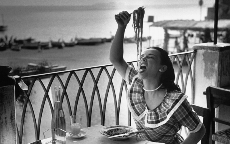 18-летняя англичанка Мерси Хейстед учится есть спагетти в итальянском городе Позитано. (Фото Берт Харди), 1949 г.