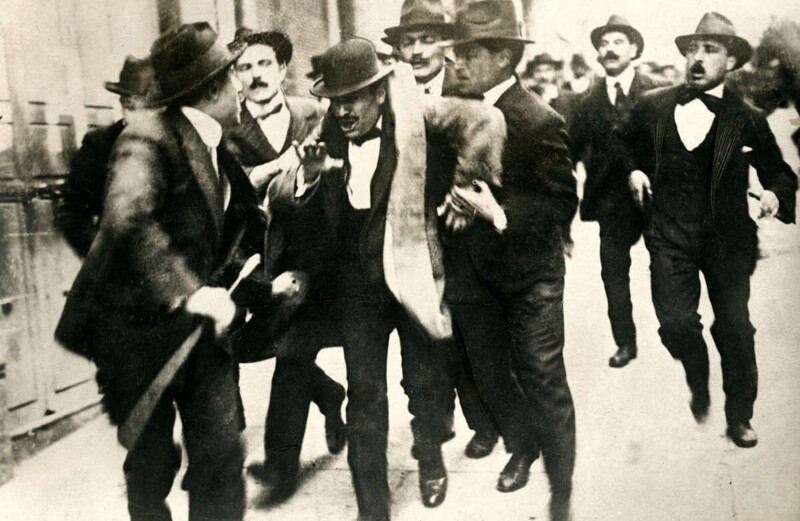 Бенито Муссолини в 1915 году в Риме был арестован за агитацию