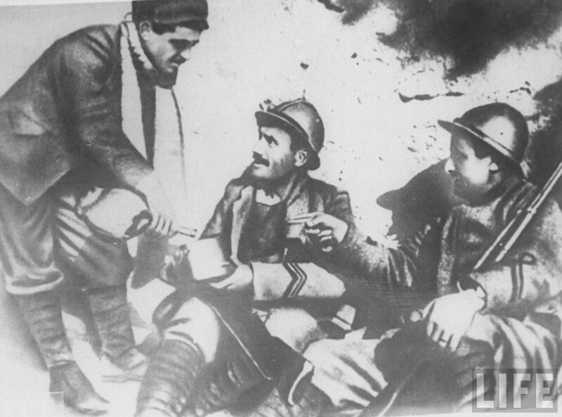 Сотоварищи будущего диктатора по Берсальерскому полку выпивают вместе с Бенито на фронте.1917