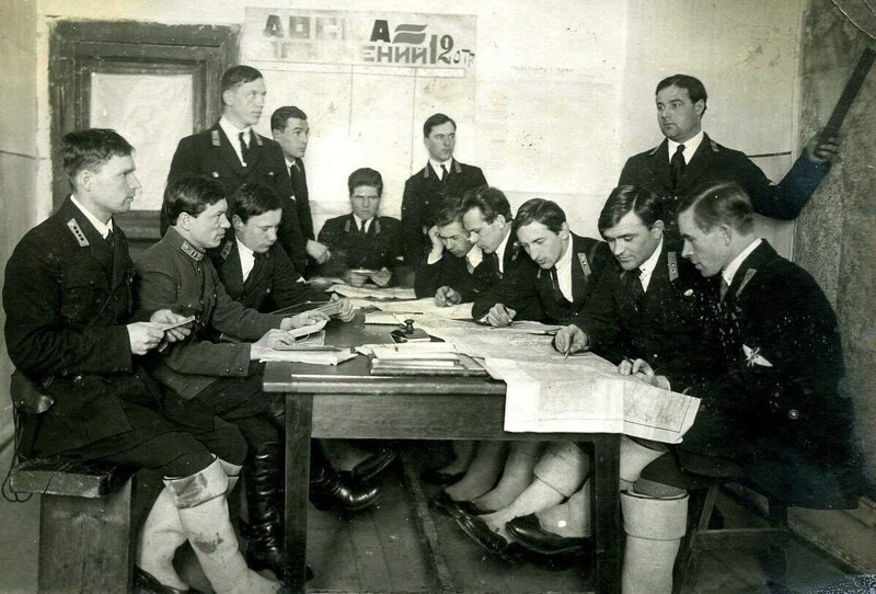 Гатчина, летный состав 12 авиационного отряда. За проработкой задания 10 декабря 1928г.