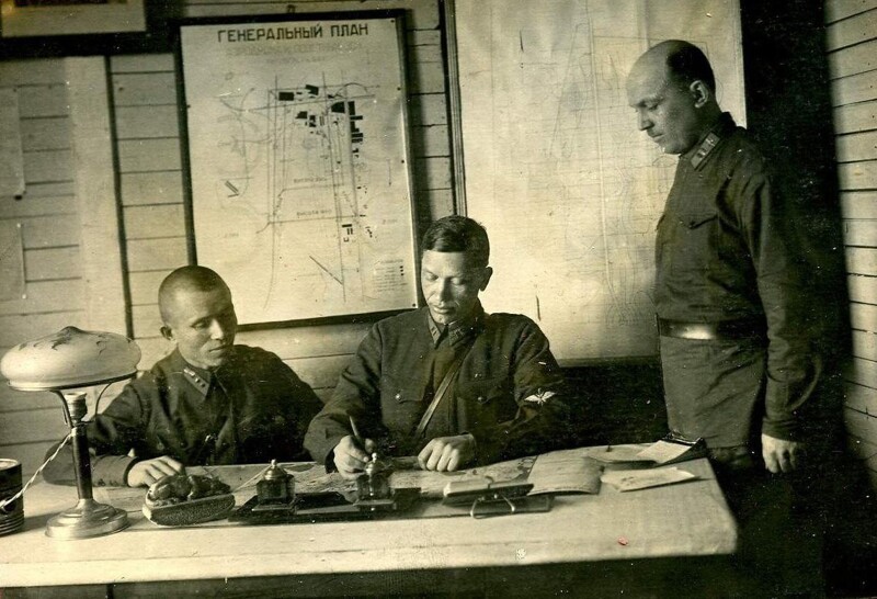 Штаб ленинградской авиашколы,в центре начальник штаба,майор Покровский.Гатчина.