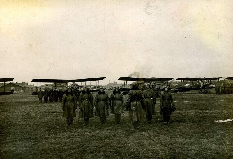 Ленинградская школа летчиков,постановка задачи инструкторам,на заднем плане У-1.1933г