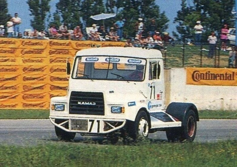 В 1993 году на итальянской трассе Мизано появился любопытный гоночный грузовик КамАЗ капотной компоновки. 