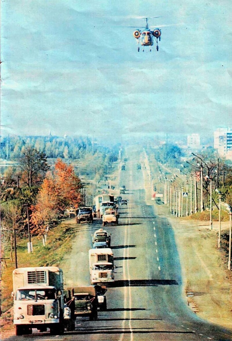 Конец 70-х. Необычно плотный дорожный поток на трассе возле Москвы.