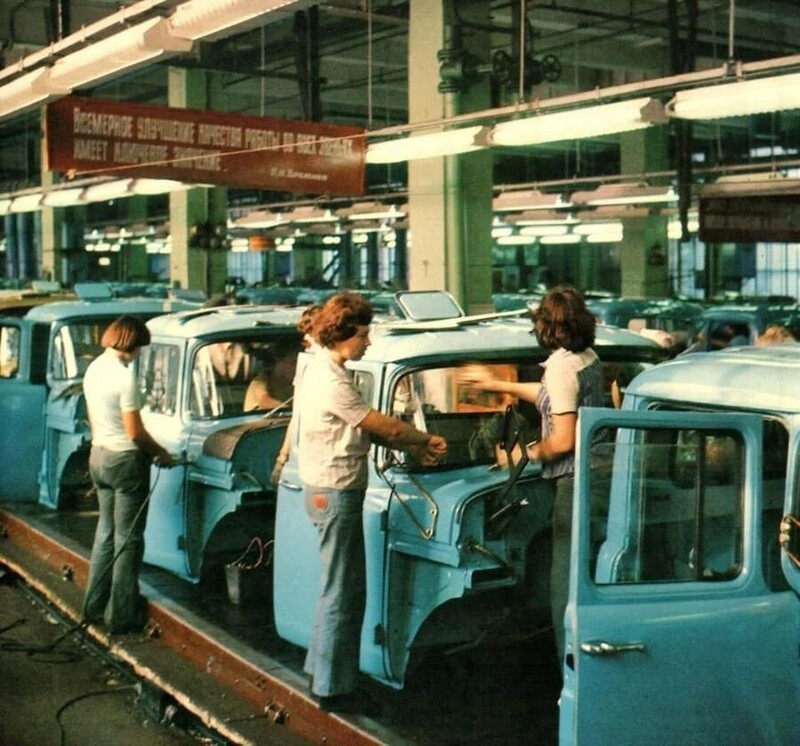 Старый кузовной корпус Завода имени И.А.Лихачёва. Девушки собирают кабины для грузовиков ЗИЛ 130.