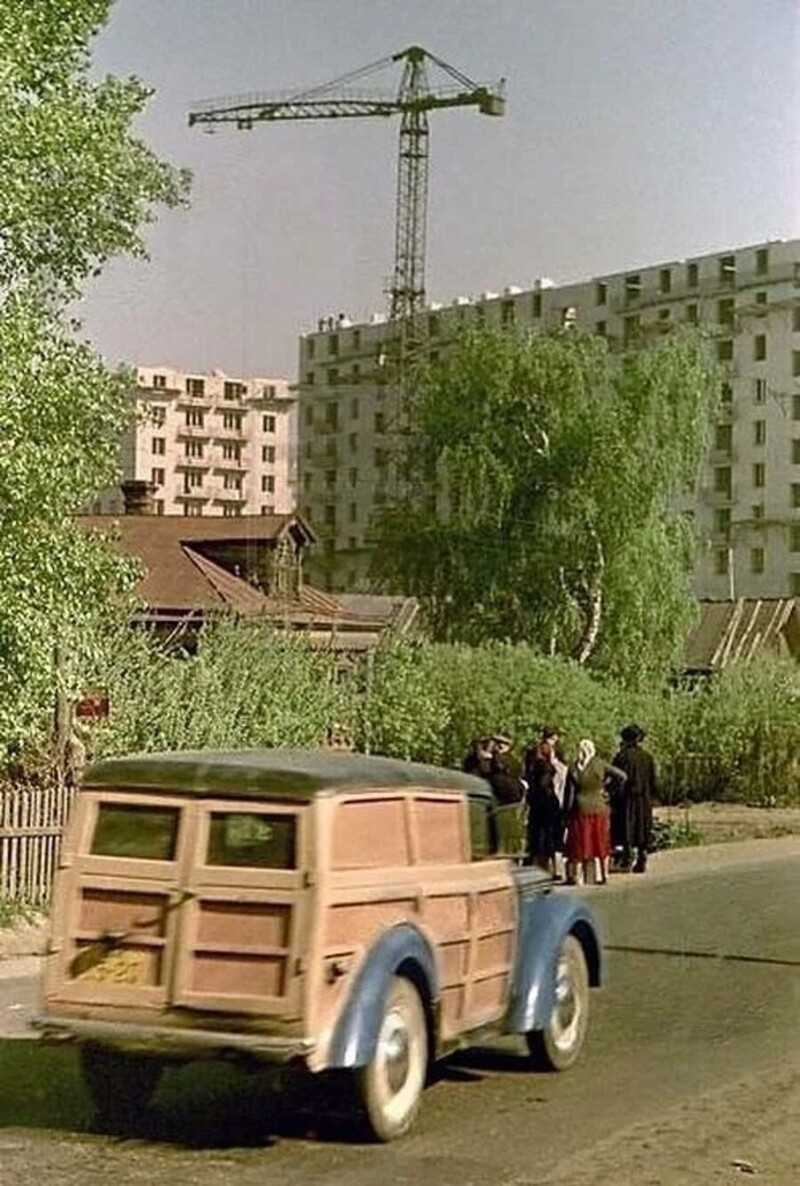 Весна 1958 года. Старо-Калужское шоссе, село Семёновское. На переднем плане Москвич 400-422 с деревянным кузовом, в народе именуемый "Буратино".