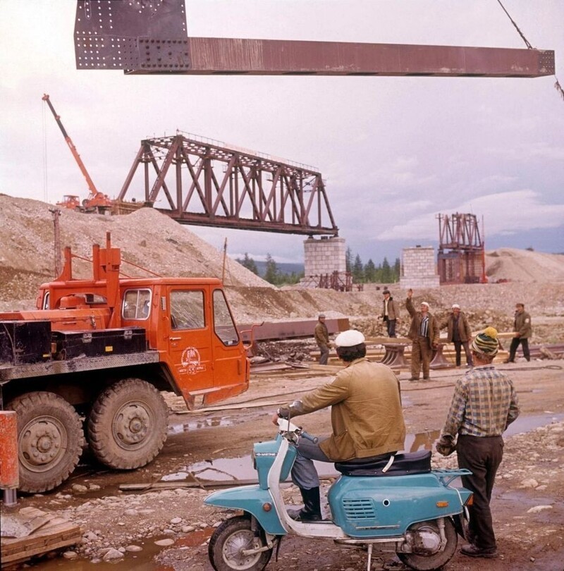 Южно-промышленная зона Якутии. Идет строительство железной дороги. На переднем плане - советский мотороллер Вятка "Электрон". Эта модель впервые в советском союзе получила систему электронного бесконтактного зажигания.