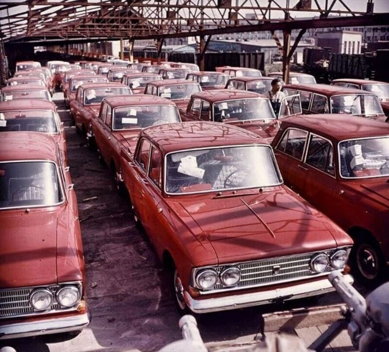 Площадка готовой продукции Московского завода малолитражных автомобилей. 