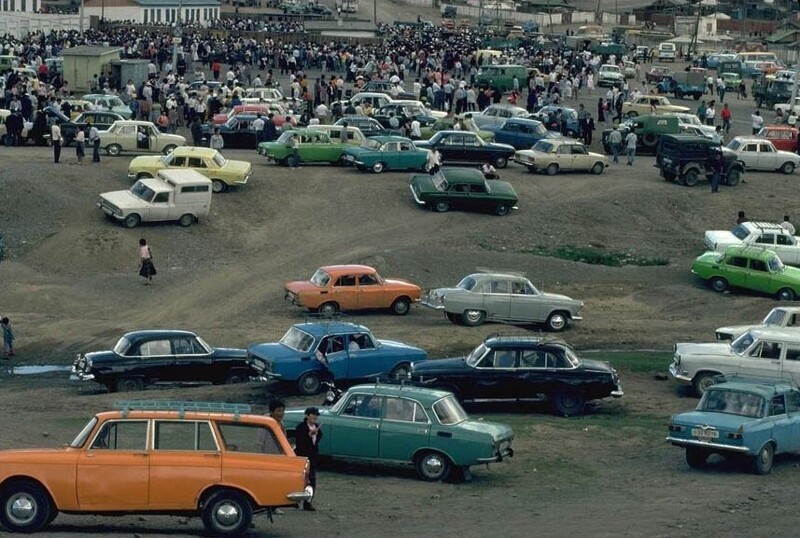 Улан-Батор 1990 год. Точно не понятно, что за скопление людей и автомобилей. Вероятно, рыночный день или что-то вроде этого.