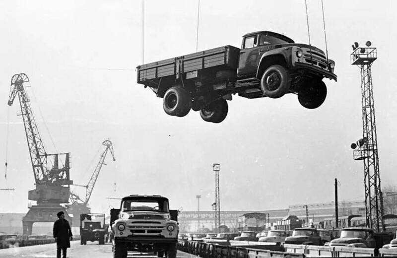 1975 год. Происходит погрузка готовых грузовиков ЗИЛ-130 портовыми кранами в затоне Новинки.