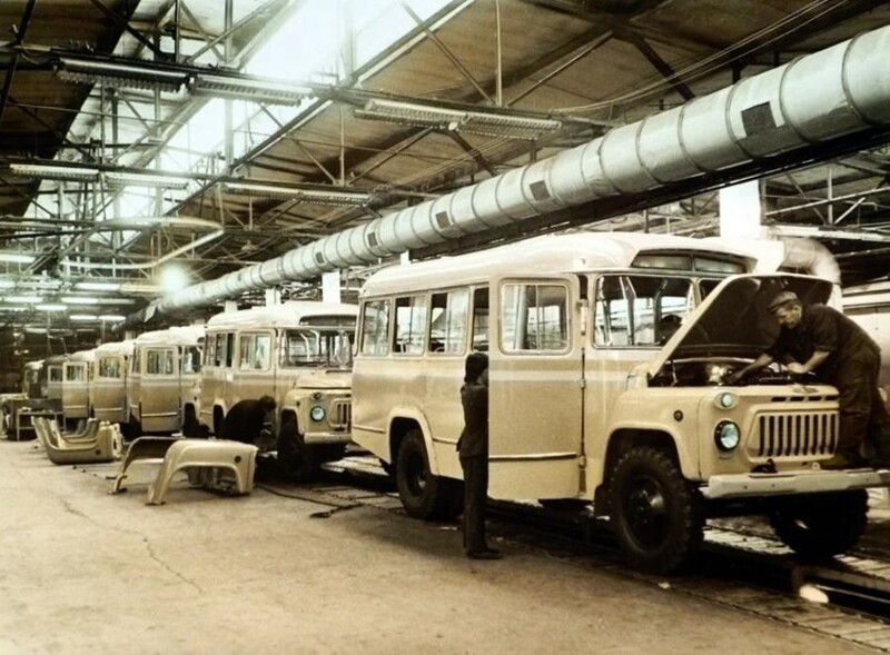 Сборка автобусов КаВЗ-685 на основном конвейере Курганского Автобусного Завода.