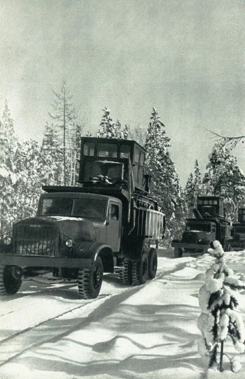 Так в 1962 году в Тюменской области самосвалы КрАЗ перевозили гусеничные бульдозеры до места назначения. 
