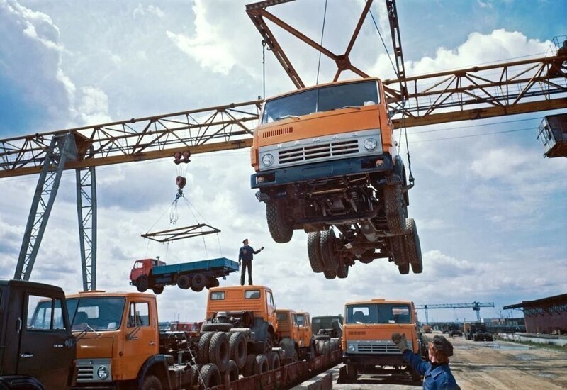 Погрузка новеньких грузовиков на железнодорожные платформы в Набережных Челнах.