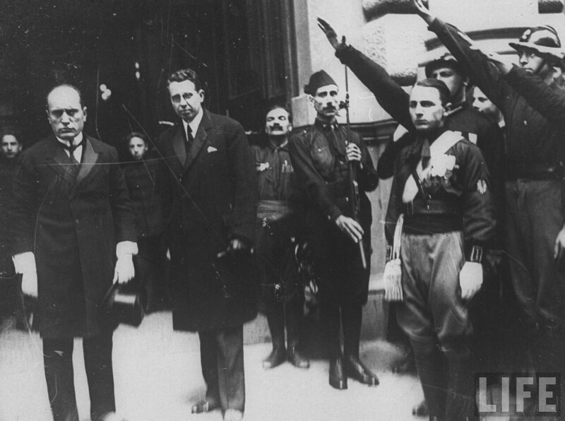 Муссолини покидает отель "Савой" в Риме.Фашизм победил.1922