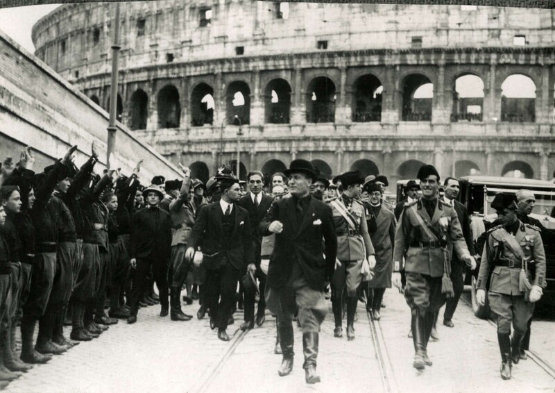 Бенито Муссолини во время похода на Рим. При выходе из Колизея в Риме его приветствовала городская молодежь
