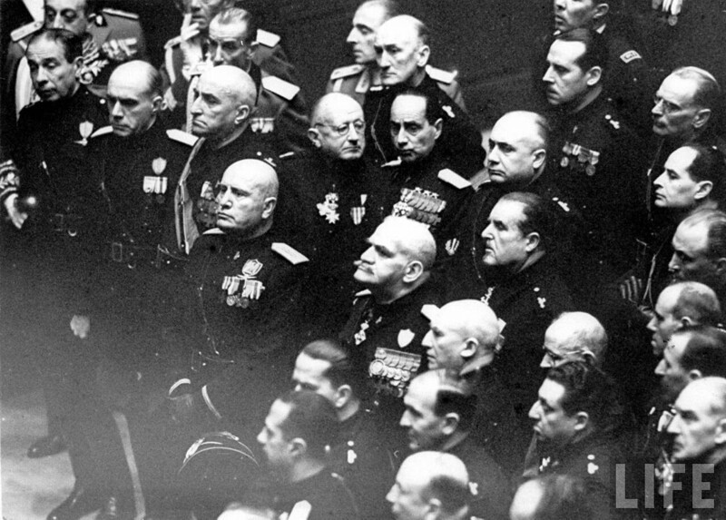 Муссолини и члены его кабинета слушают выступление короля Виктор Эммануила об утверждении состава нового правительства.1922
