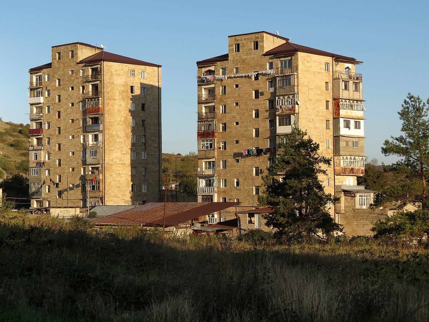 Армянски 2. Шуша Карабах. Город Шуши Карабах. Город Шуша сейчас. Армения Шуши новостройки.