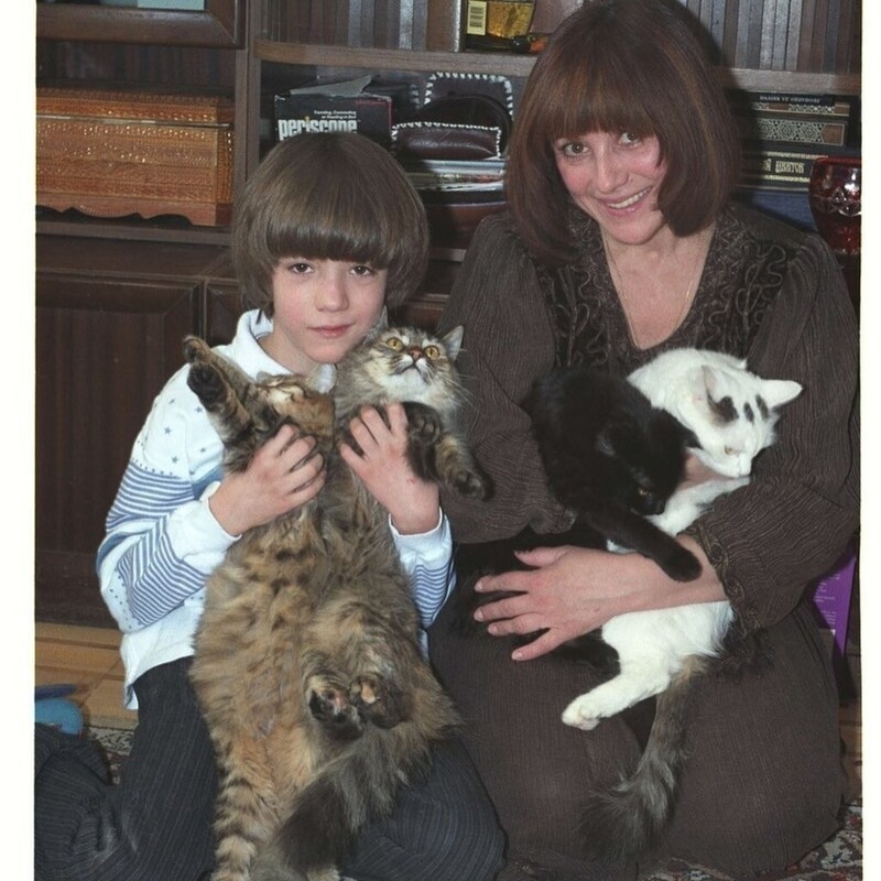 4. Наталья Варлей, ее сын Александр и кошки