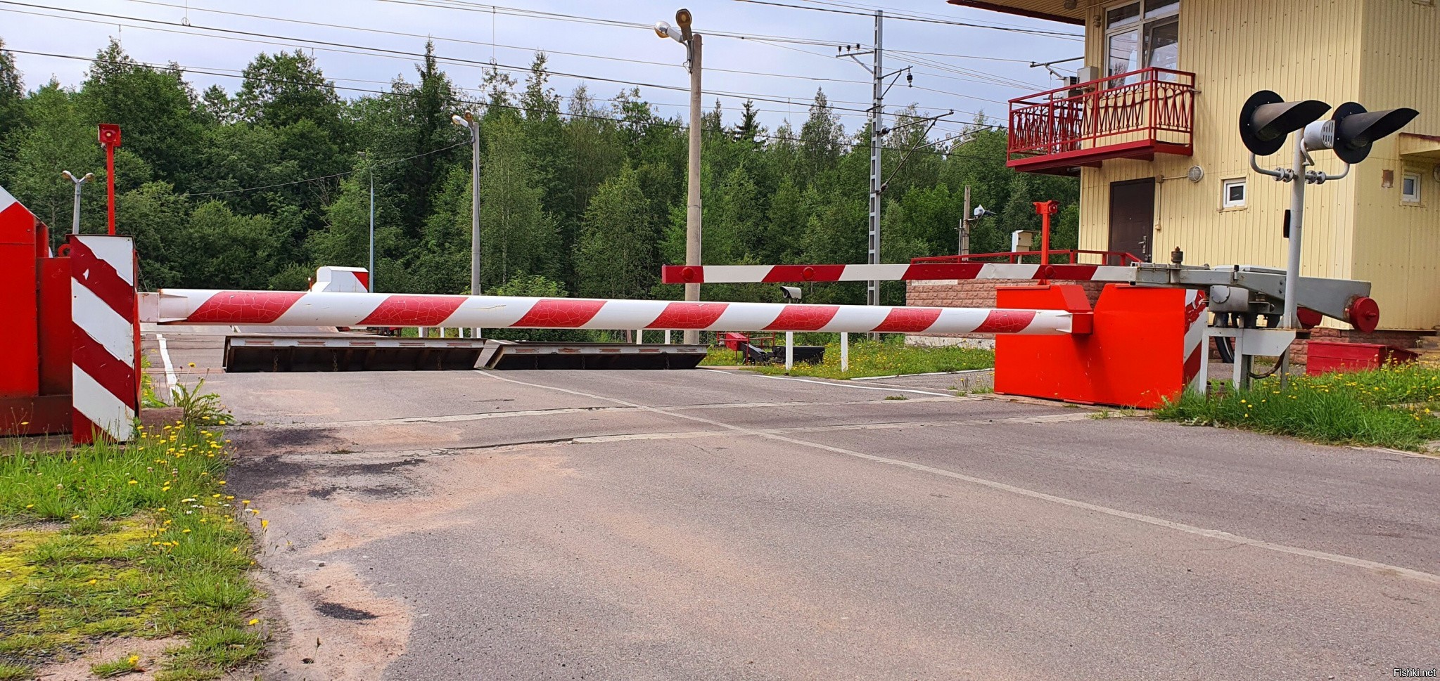 Железнодорожный перед. ЖД противотаранный шлагбаум. Противотаранный Железнодорожный шлагбаум. Противотаранные устройства на переезде. Противотаранные устройства на ЖД переездах.