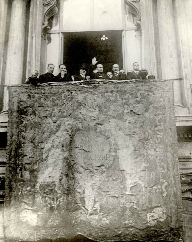 Муссолини на балконе во время попытки терракта
