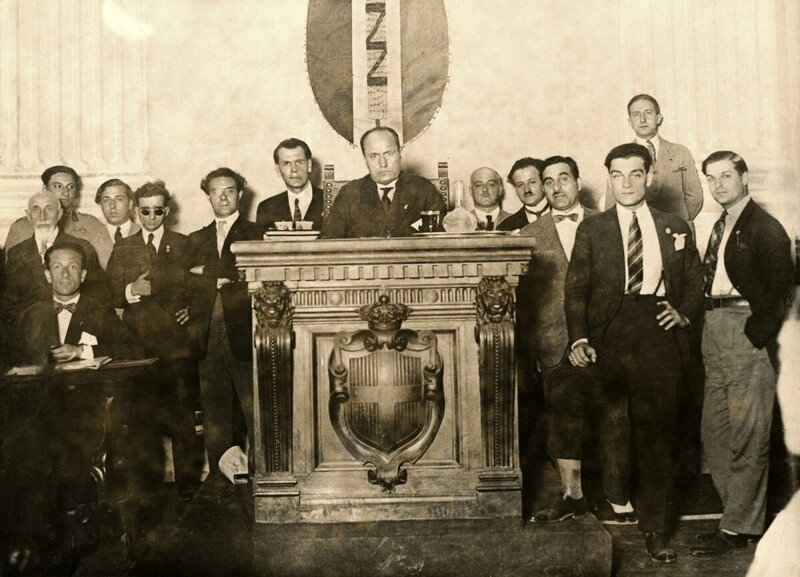 В 1925 году позиции Бенито Муссолини в Италии крепки как никогда. Дуче в окружении своих телохранителей