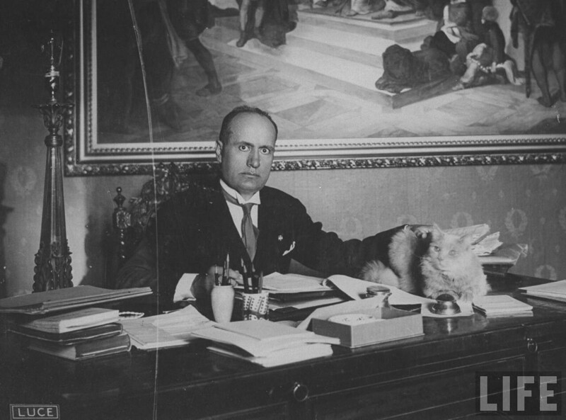 Муссолини в своем рабочем кабинете